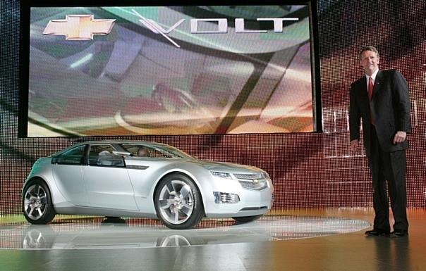 GM-Chef Rick Wagoner mit dem Auto, das alles ändern sollte - Image und Geschäftserfolg: Chevrolet Volt. Foto: UnitedPictures